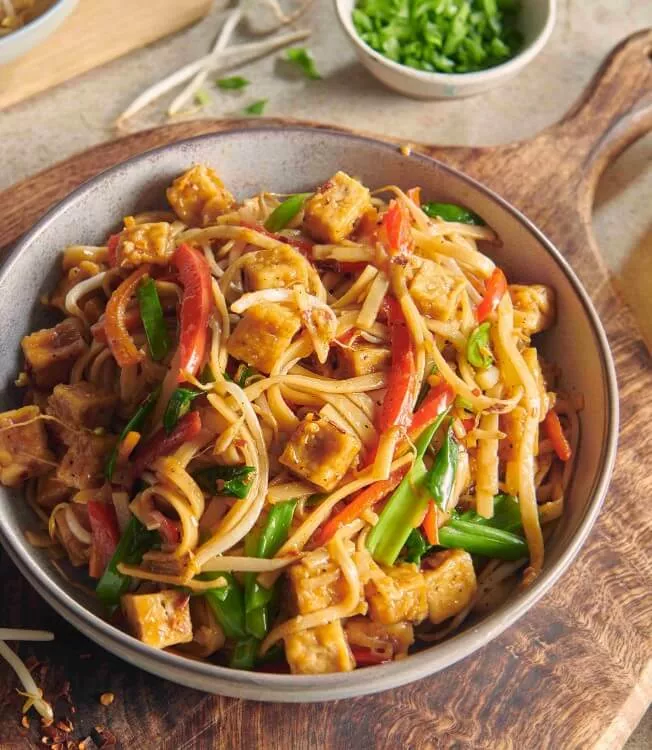 Tofu & wokade nudlar: Vegetarisk Chow Mein