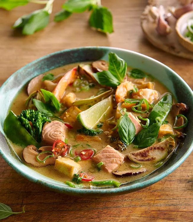 Thailändsk limesoppa med tofu, lax och räkor