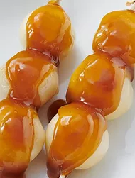 Mitarashi-dango (Mochibollar med söt sojasåsglasyr)