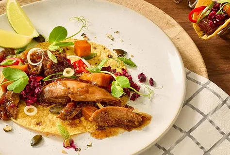 Tacos gjort på gås med salsa och karamelliserad pumpa