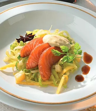 Julgravad lax och curry-spetskålsallad