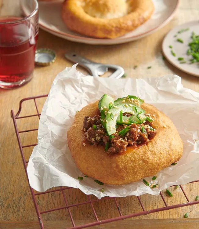 Langós med bräserat nötkött