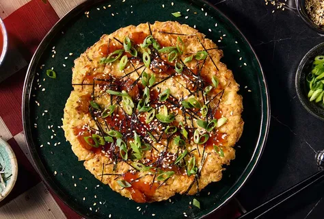 Okonomiyaki med surkål och kryddig russinsås