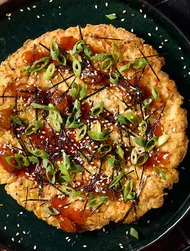 Okonomiyaki med surkål och kryddig russinsås