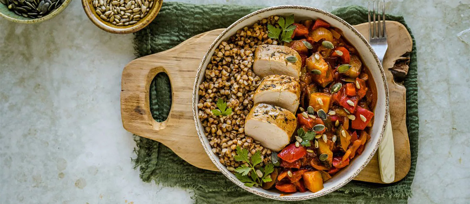 God boveteskål med rostad fläskfilé och paprikapepparsås
