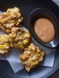 Tempura cakes med tonfisk och sockermajs