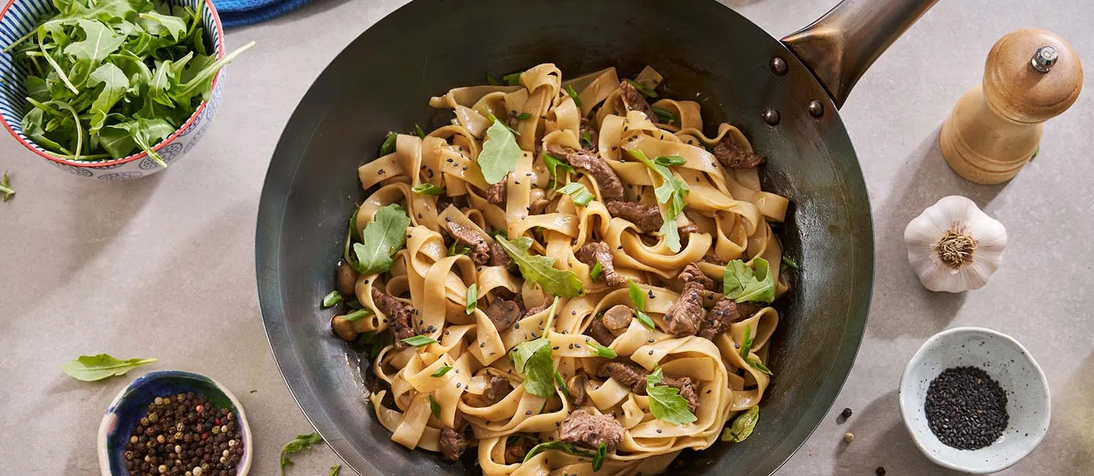 Wokat nötkött med tagliatelle och rucola