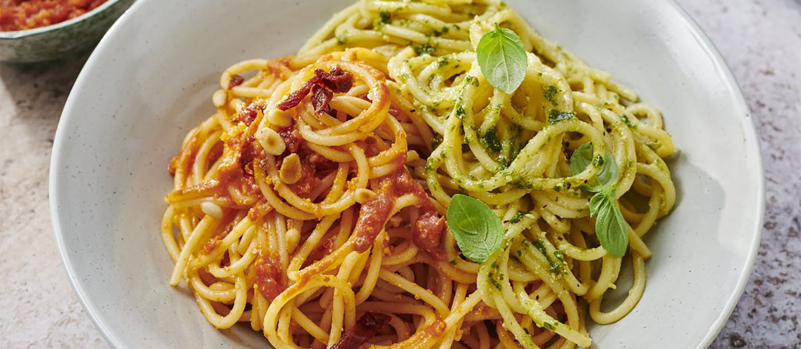 Pasta med rödtomatpesto och grön avokadopesto