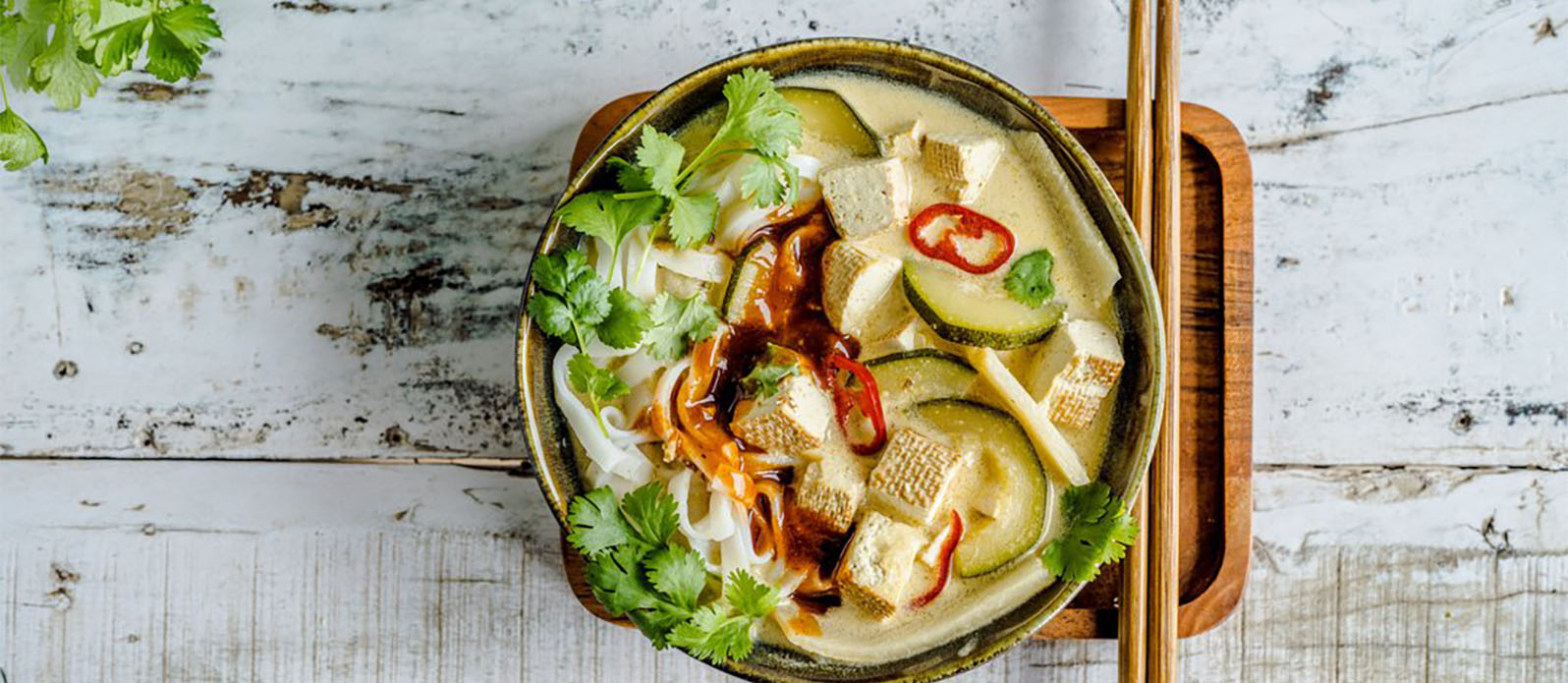 Thailändsk nudelsoppa med tofu och kimchi