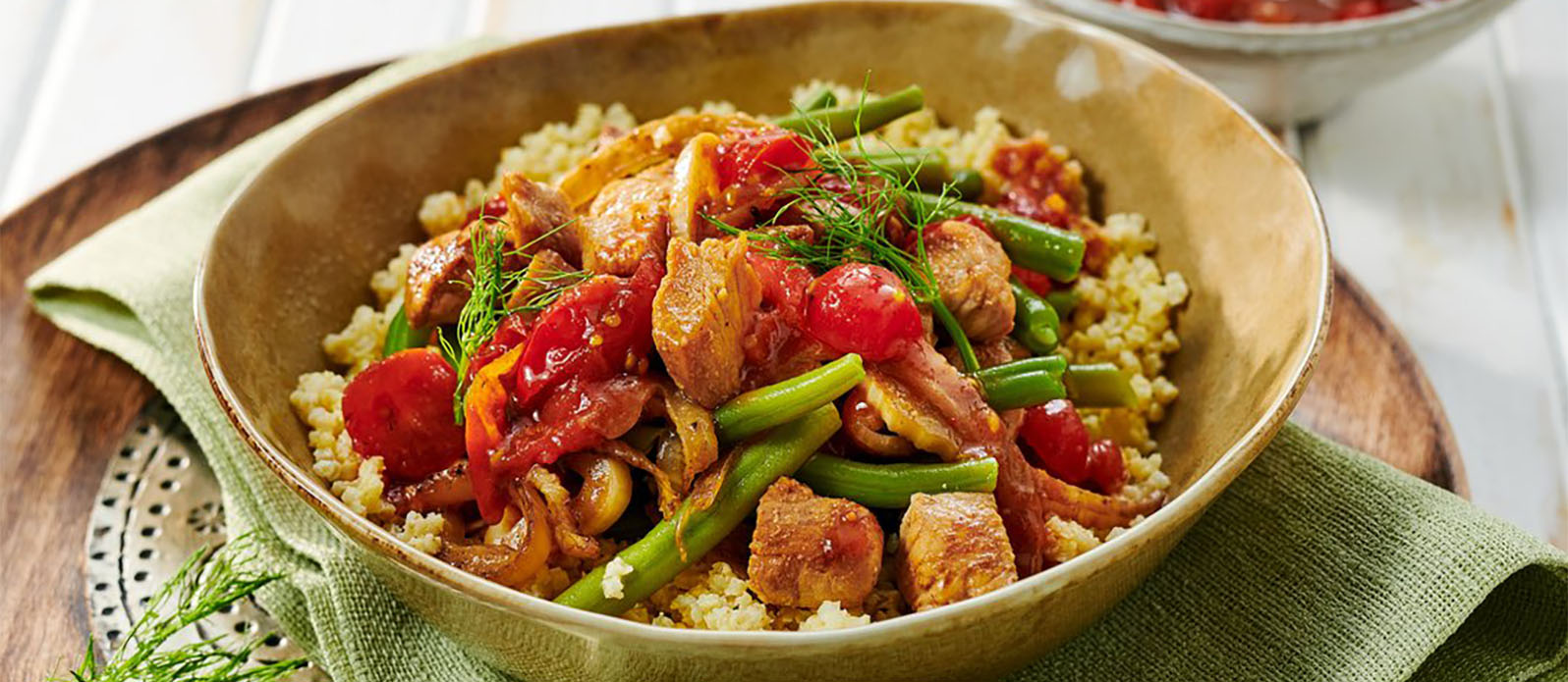 Kyckling och hirs Vitality Bowl med Kimchi grönsaker