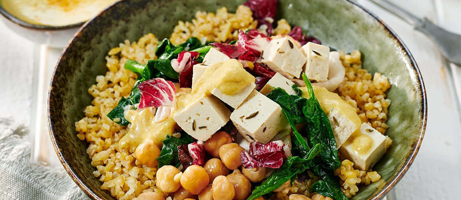 Hälsosam Bulgur & Kikärtsskål med vegansk fetaost
