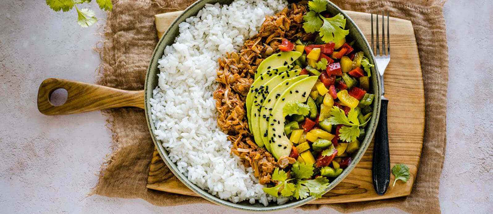 Teriyaki pulled jackfruit & risskål med avokado och pepparsalsa