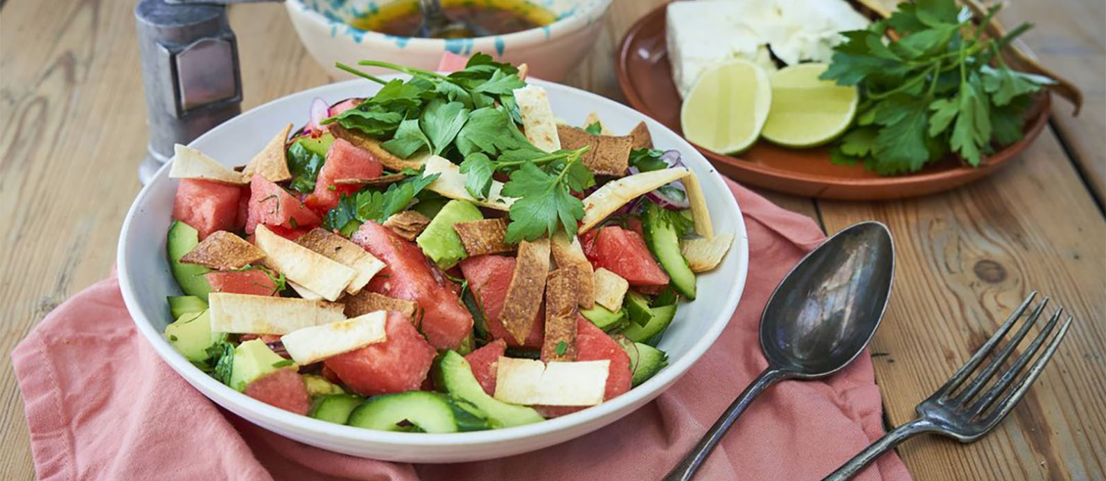 Melonsallad med krispiga tortillastrips