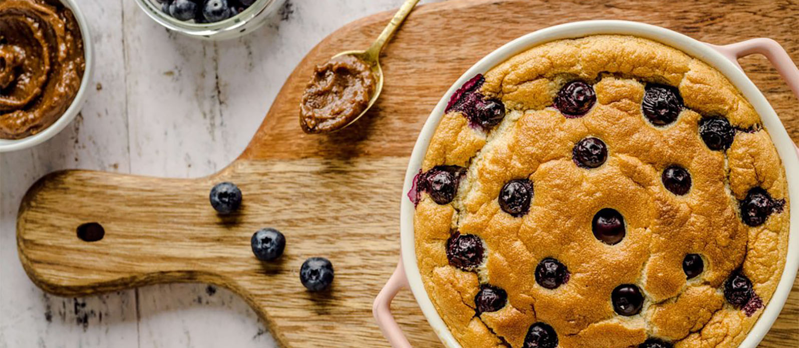 Havrepudding med blåbär och dadelkola