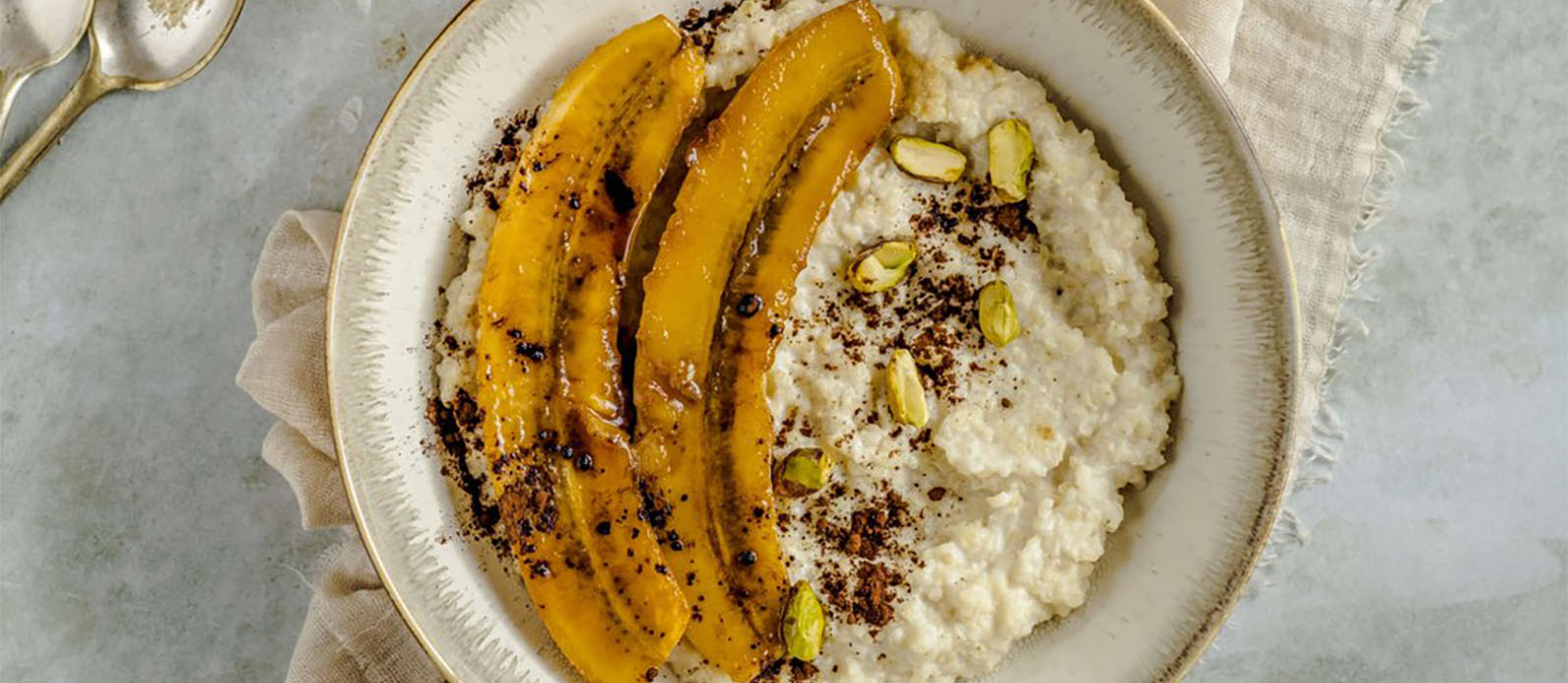 Hirsgröt med karamelliserad banan