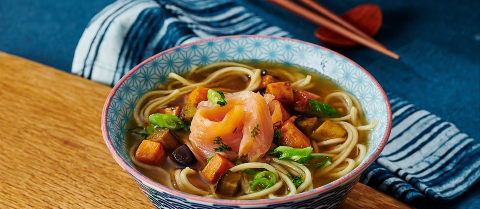 Rökt laxramen med sötpotatis och aubergine