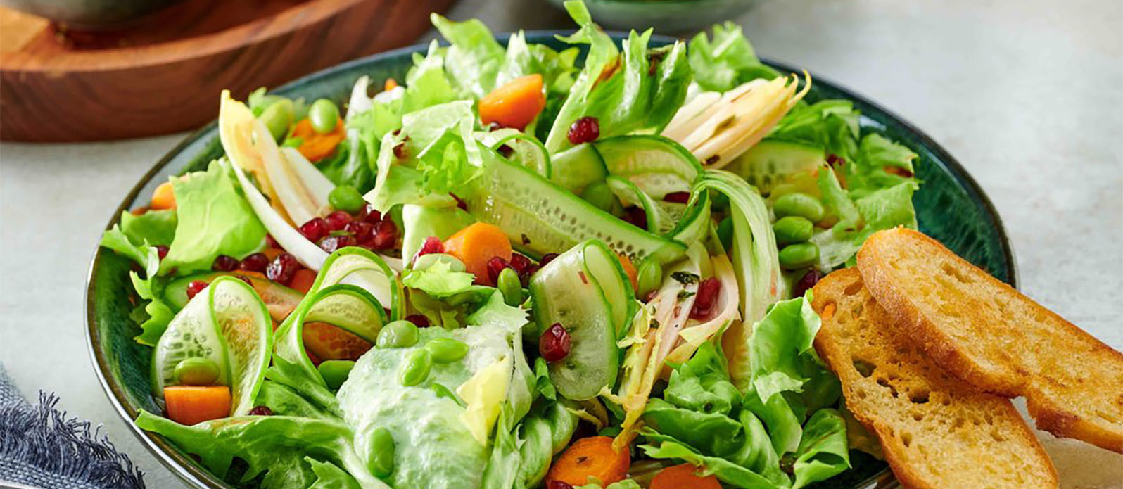 Endivesallad och cikoriasallad med Ponzu granatäppeldressing