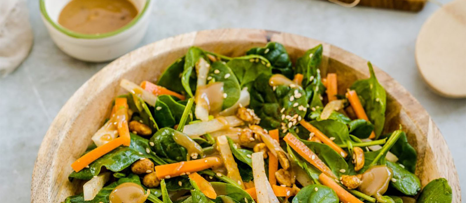 Spenatsallad och knapriga grönsaker med sesam- och jordnötsdressing