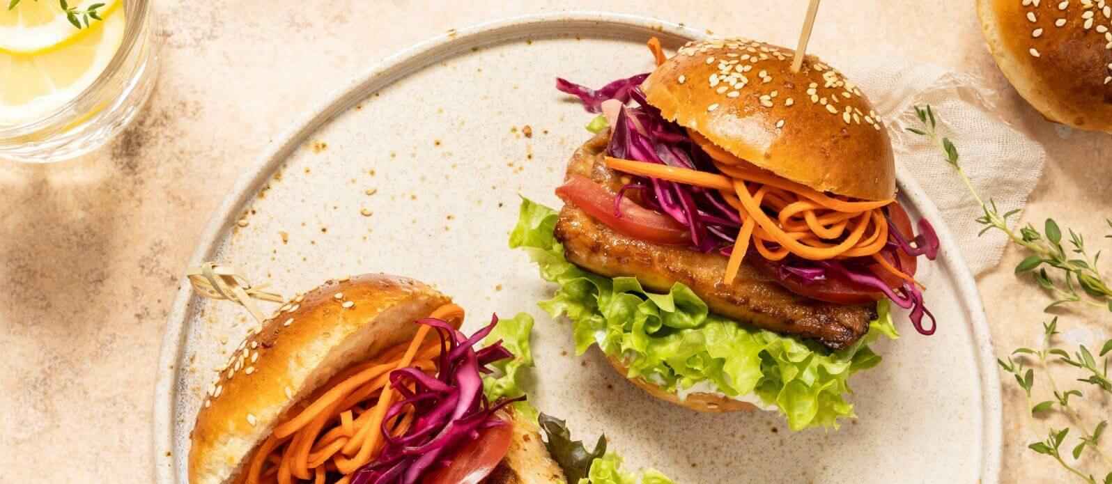 Kryddig fiskburgare med kål- och morotssallad