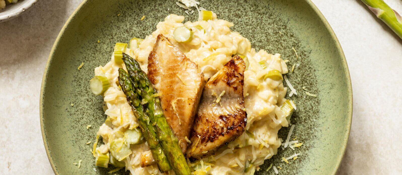 Citronrisotto med sparris och krispig tilapia