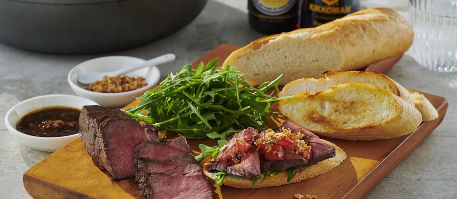 Yakiniku-rostbiff på rostad baguette