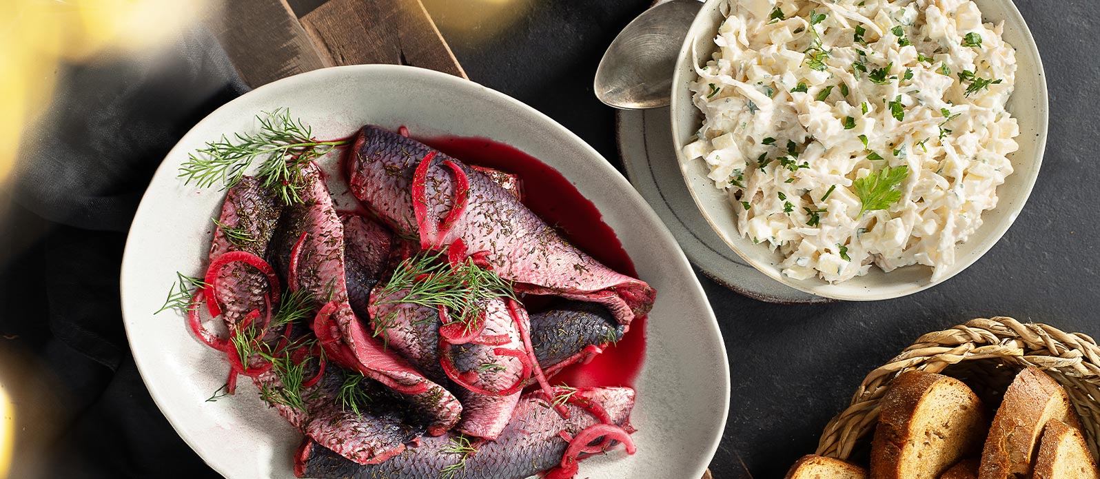 Sjömanslycka: inlagd sill med stjälkselleri och  äppelsallad och bröd