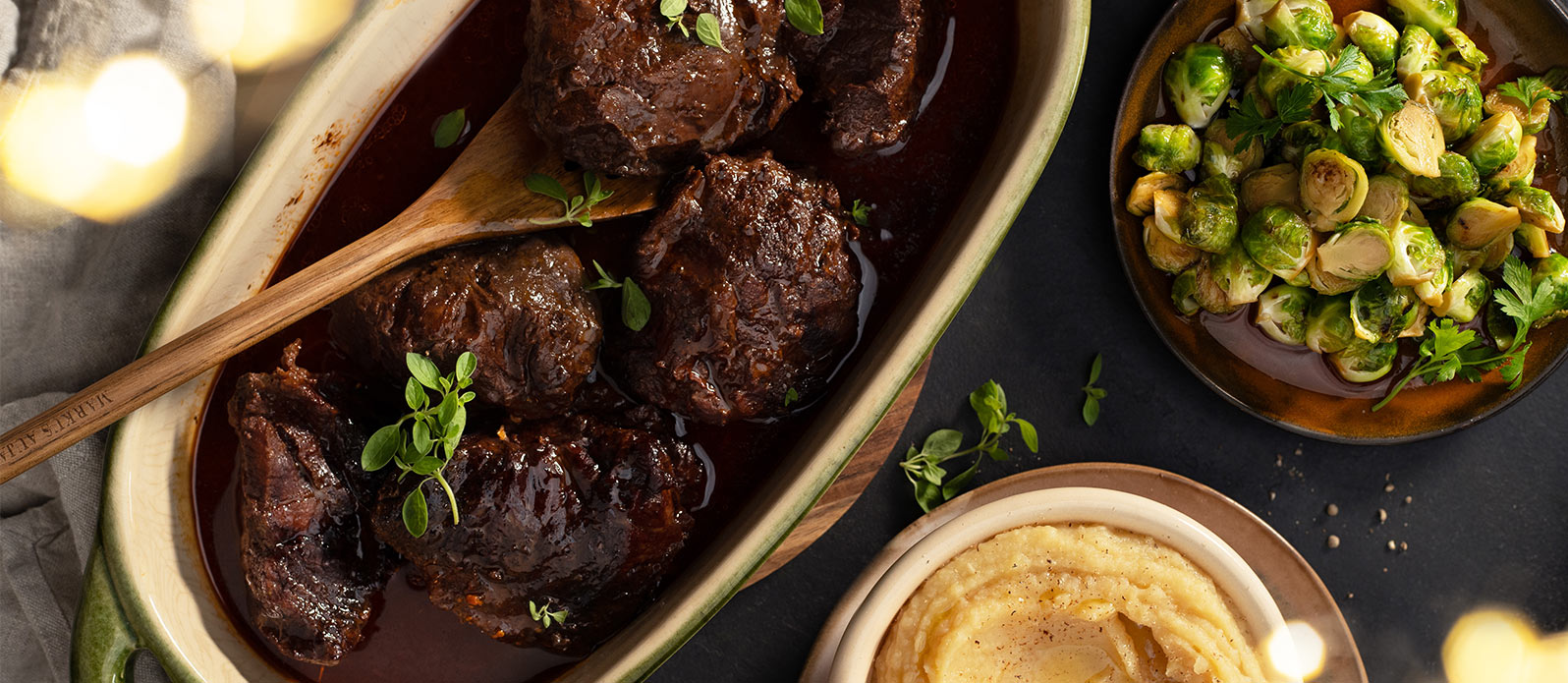 Bräserade oxkinder med potatismos och brysselkål