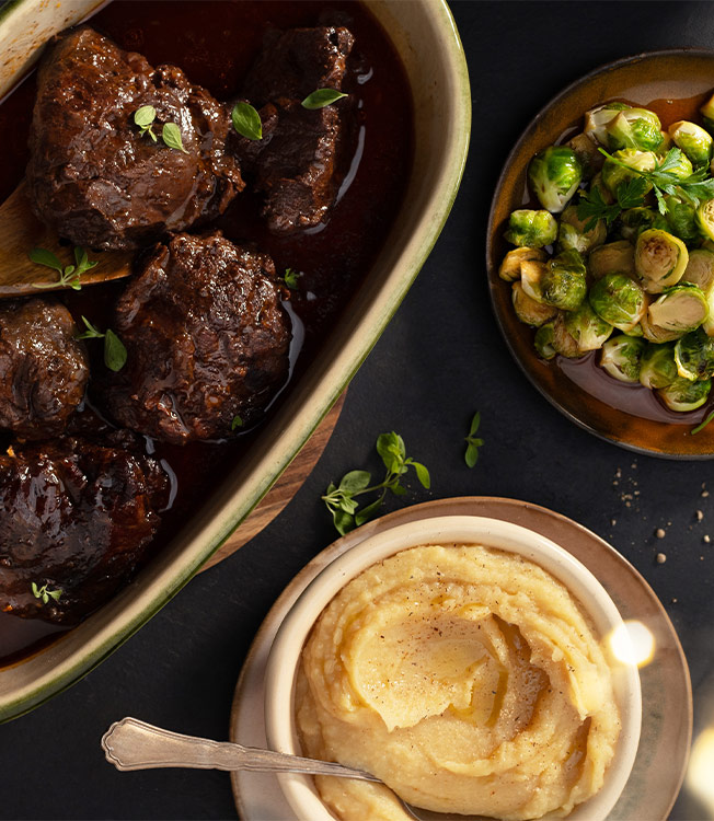 Bräserade oxkinder med potatismos och brysselkål