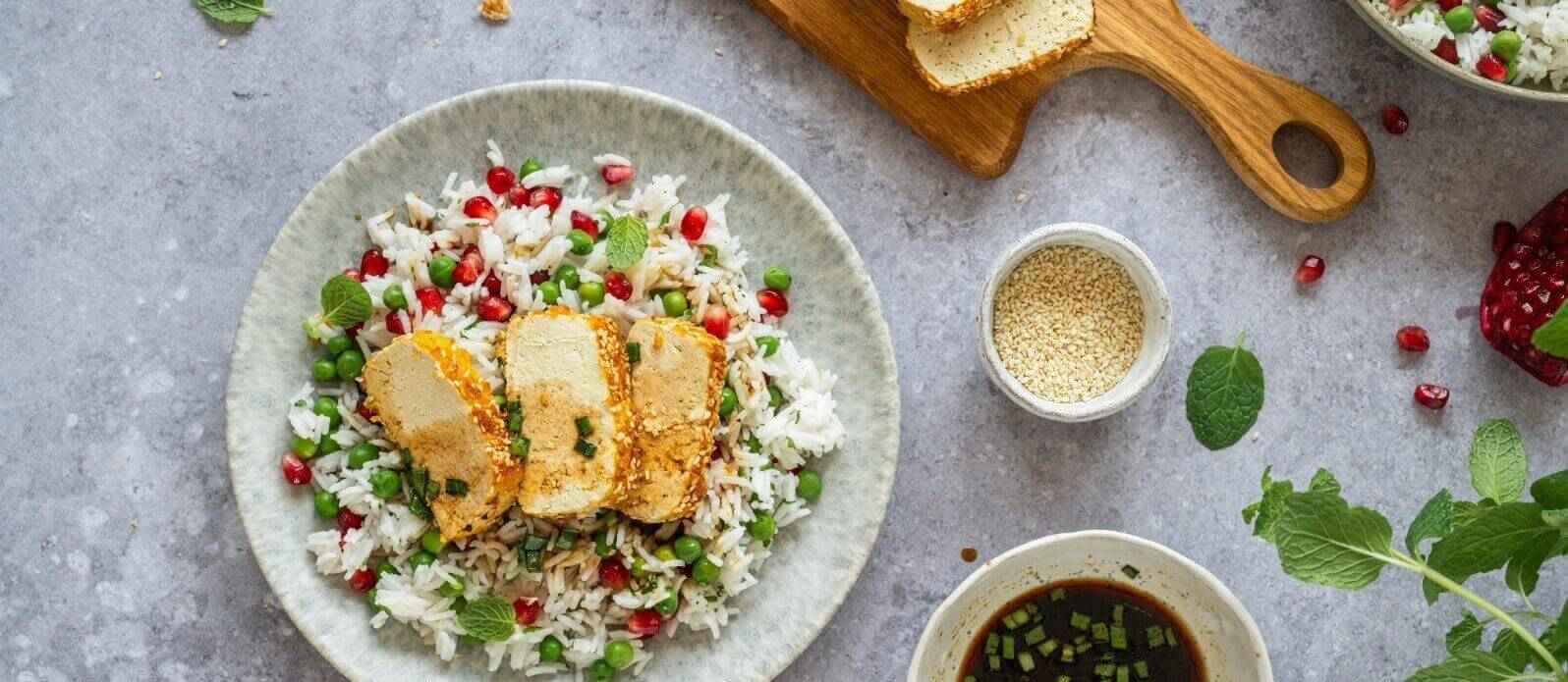 Sesam tofu katsu på ris med gröna ärtor