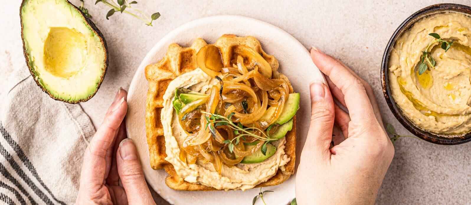 Våfflor med hummus och teriyakilök med timjan