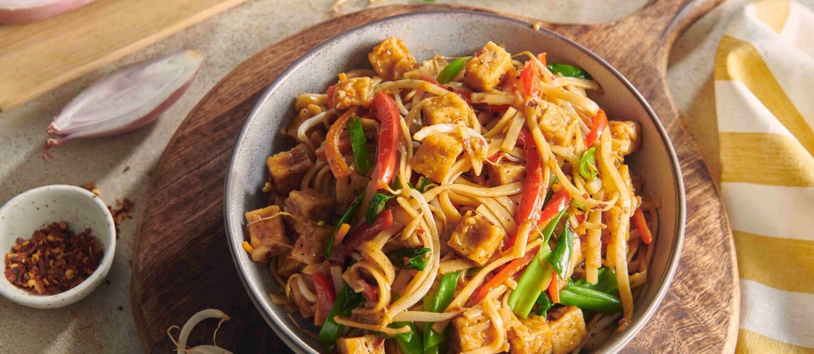 Tofu & wokade nudlar: Vegetarisk Chow Mein