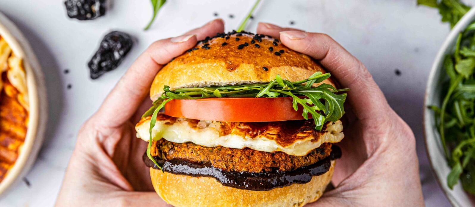 Lins- och bönburgare med halloumiost och rökt plommon BBQ-sås