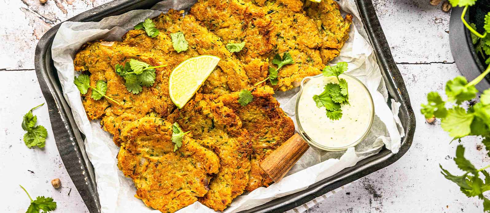 Kikärts- och zucchinipannkakor med korianderdipp