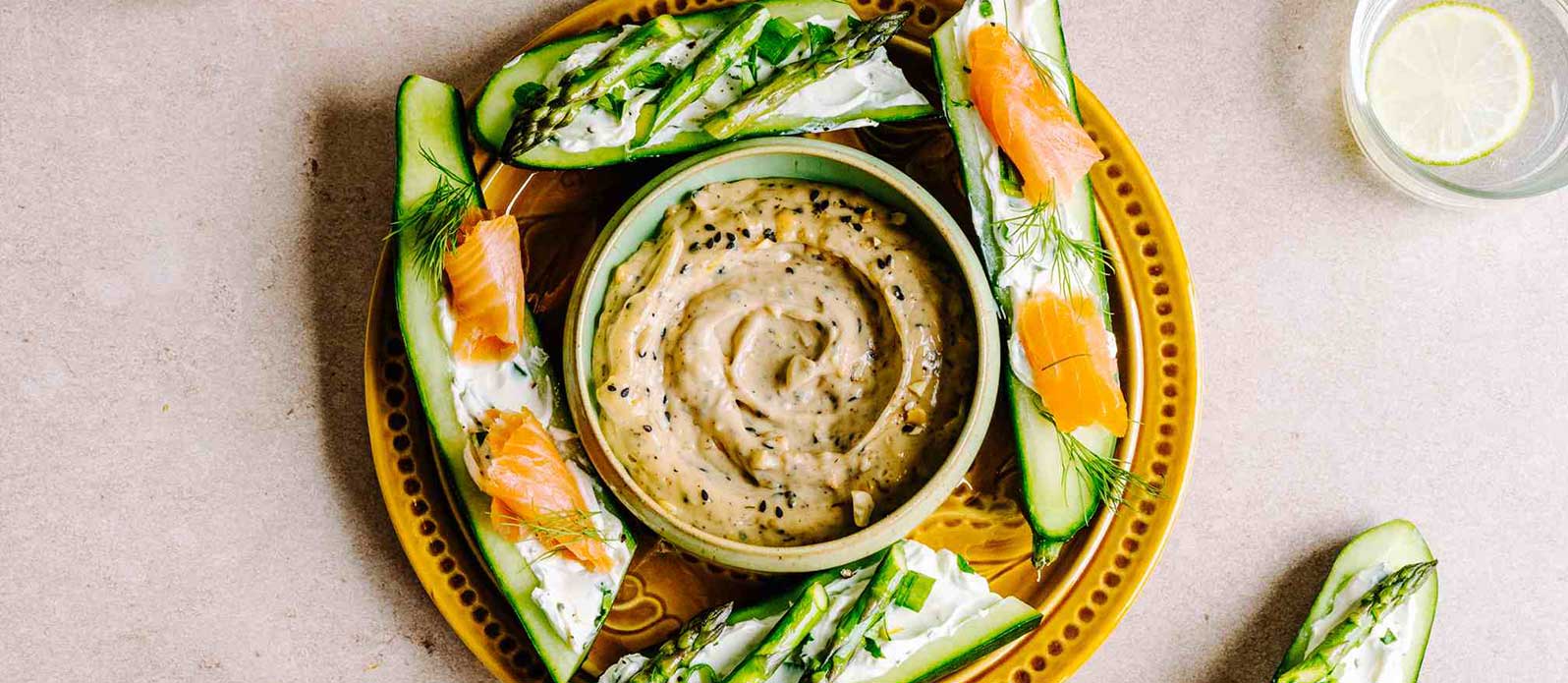 Tahini-majonnäsdipp med fyllda gurkbåtar