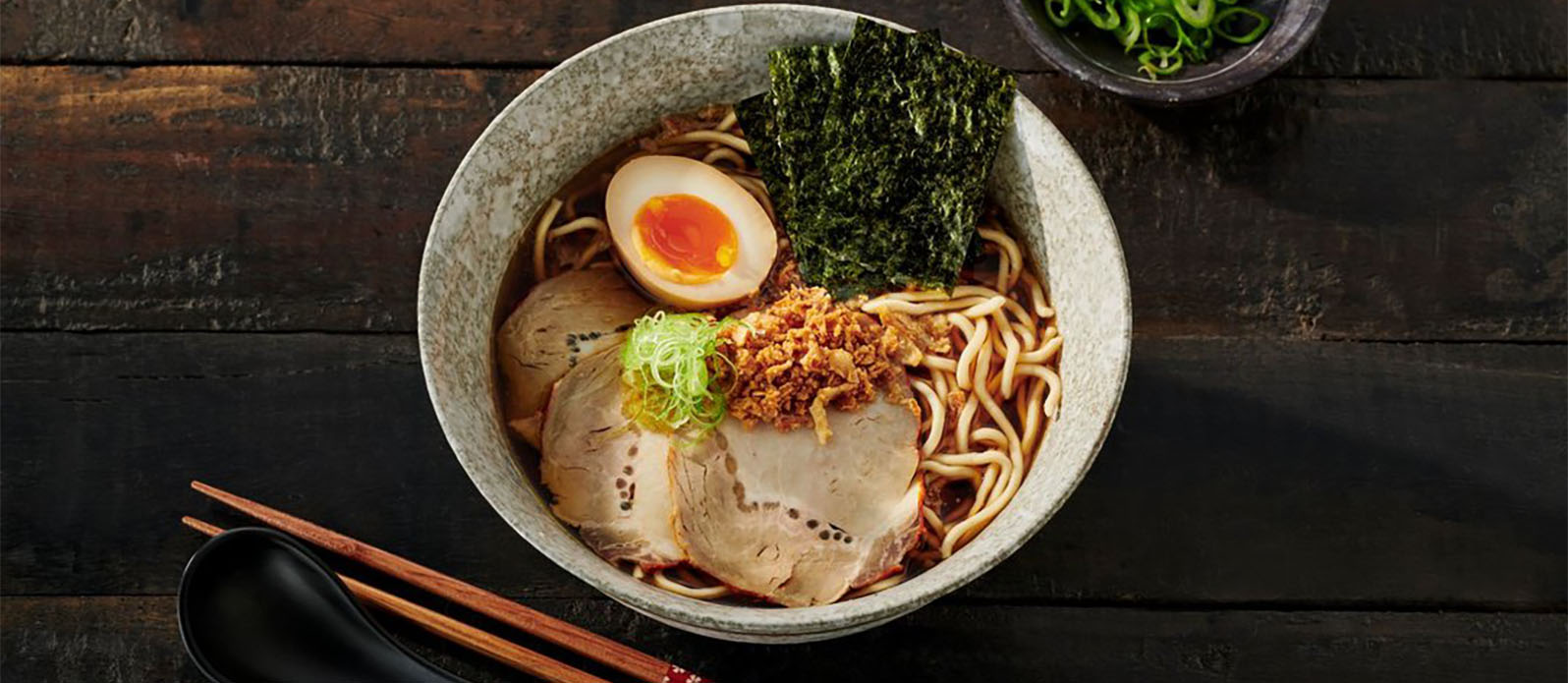 Ramen med skinka och marinerat ägg
