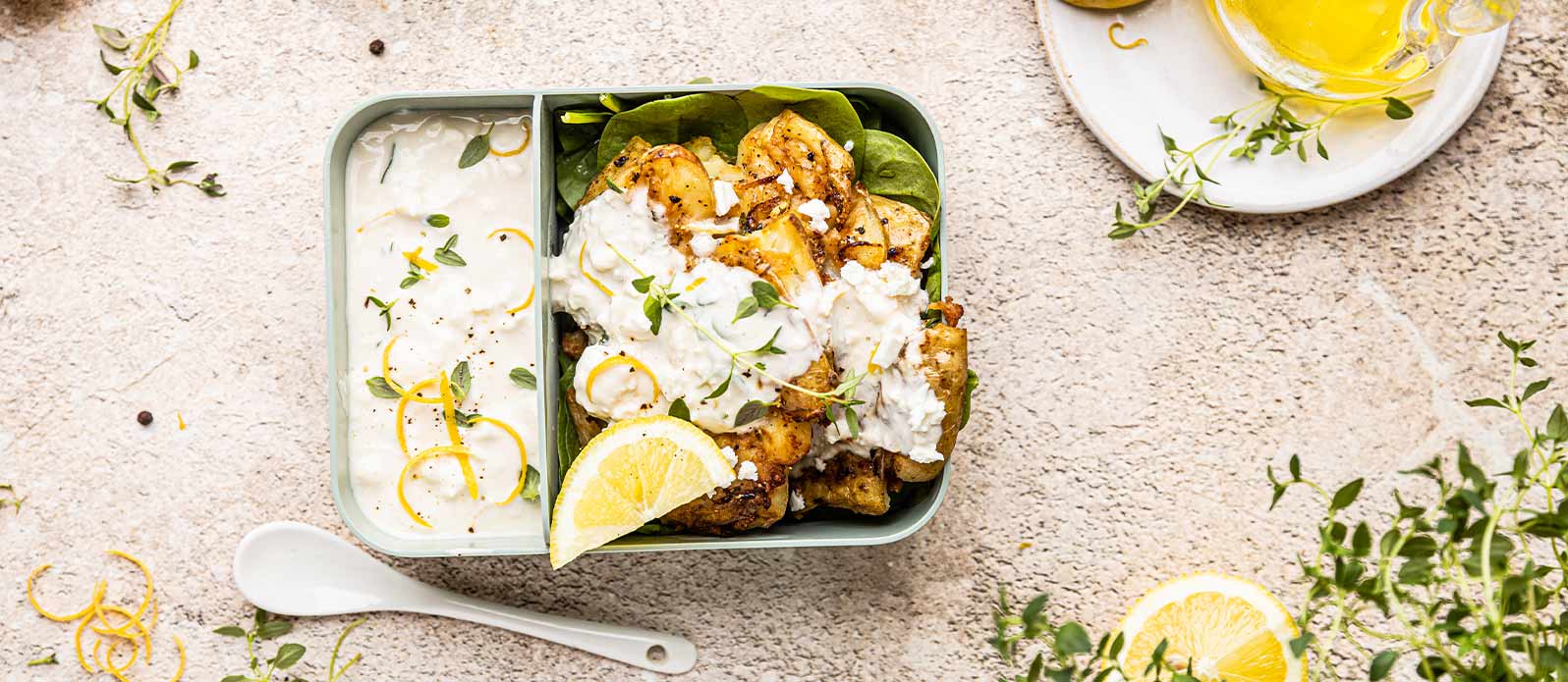 Bakad krossad potatis med soja, citron och ny timjanyoghurt och fetaost