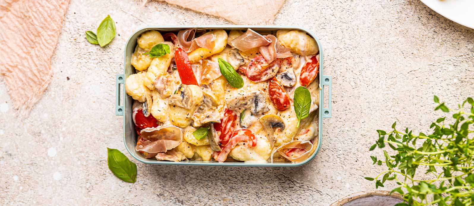 Gnocchi med prosciutto, paprika, champinjoner och körsbärstomater med burrata