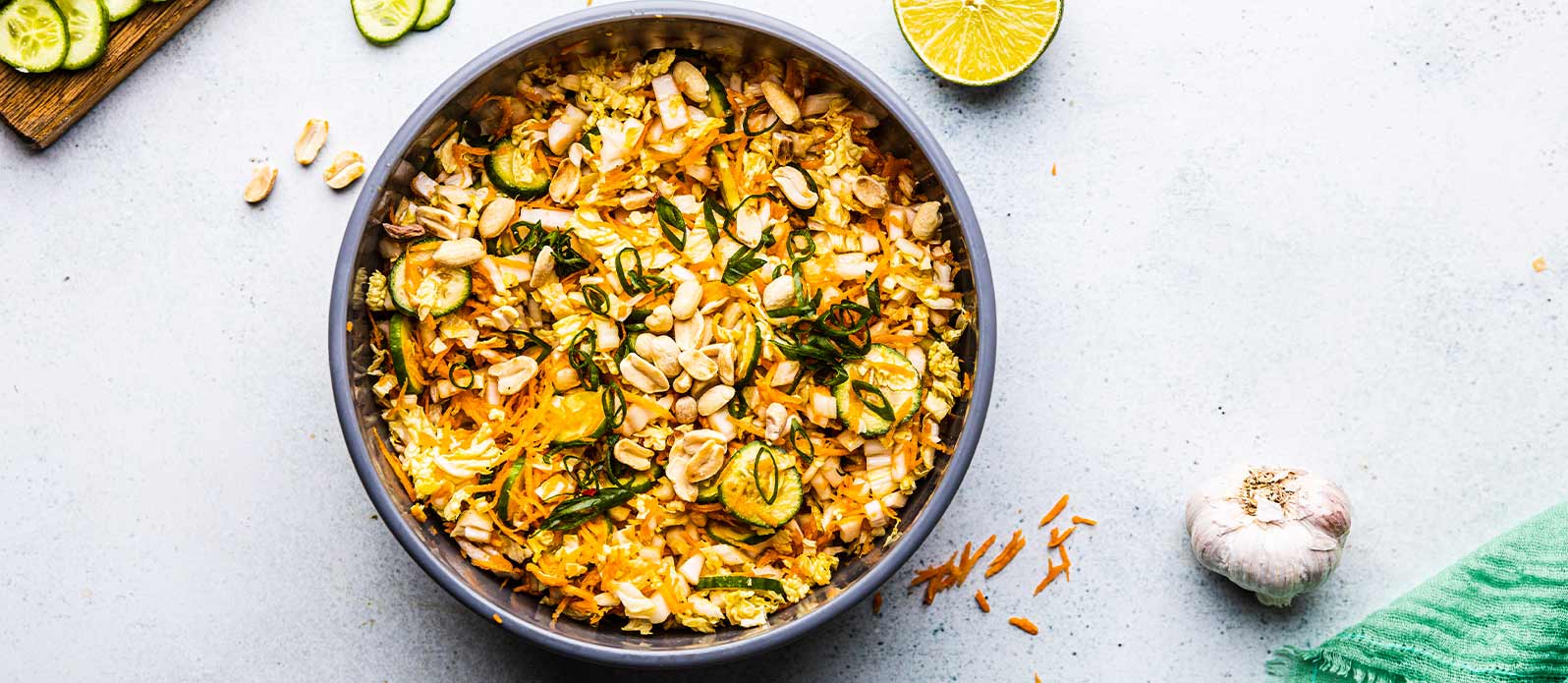 Pak choi sallad med gurka, morot och nötter