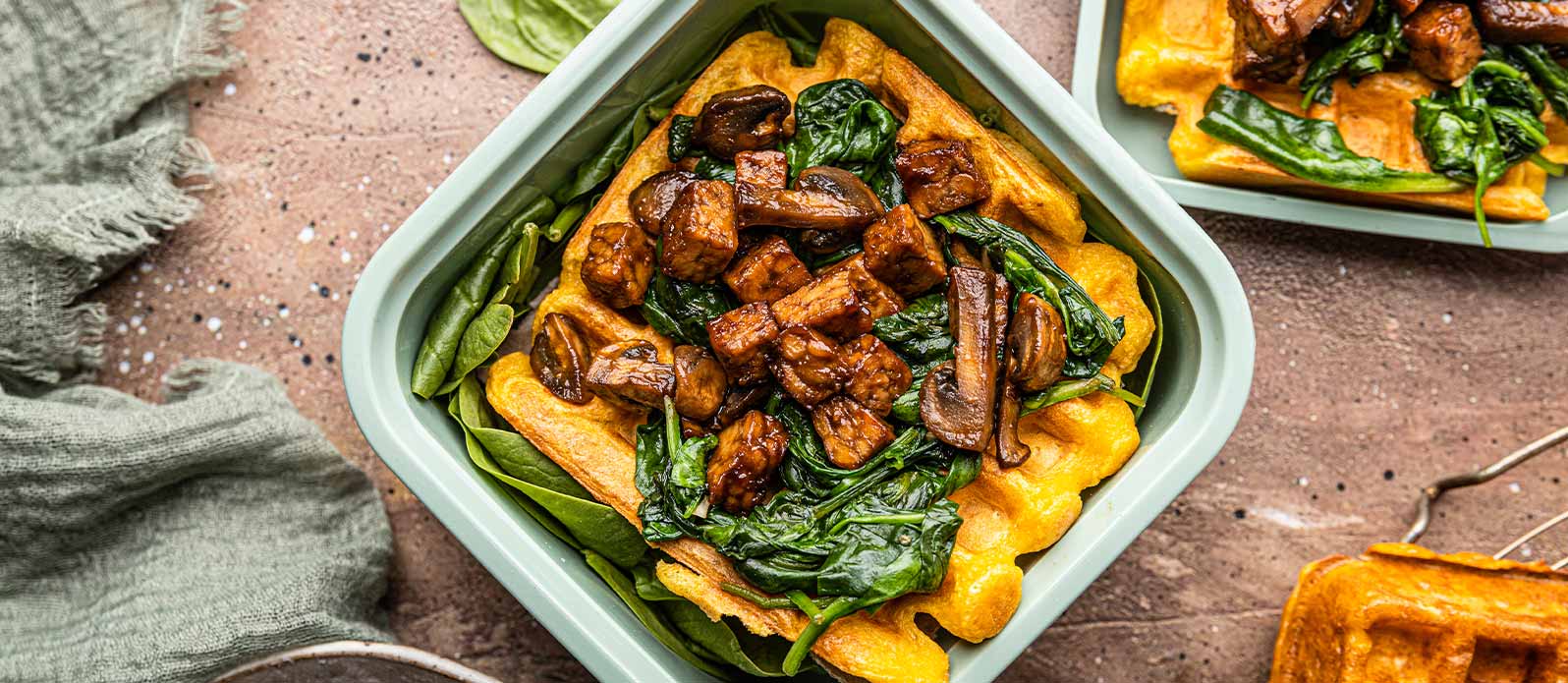 Veganska pumpa- och morotsvåfflor med tempeh, champinjoner och spenat