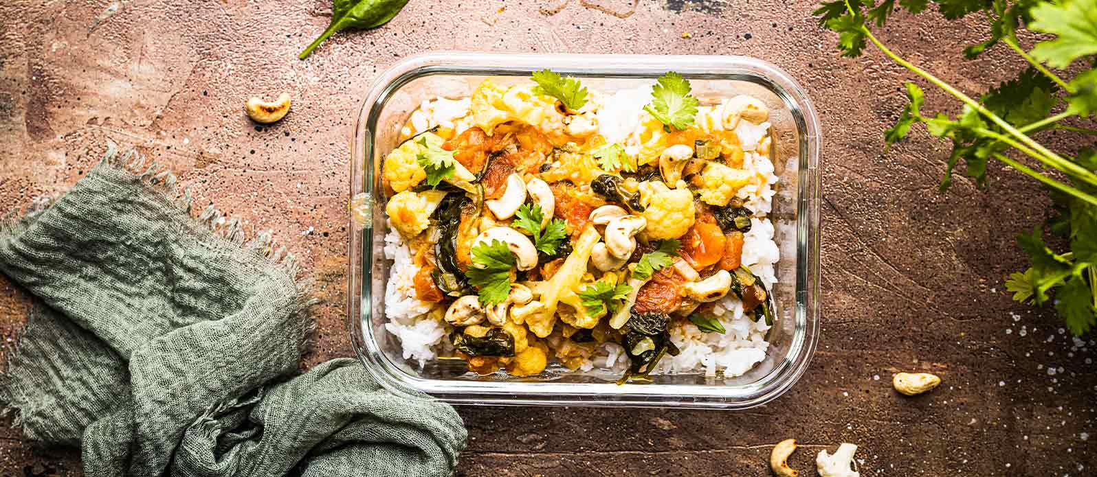 Curry med blomkål, cashewnötter och spenat med ris