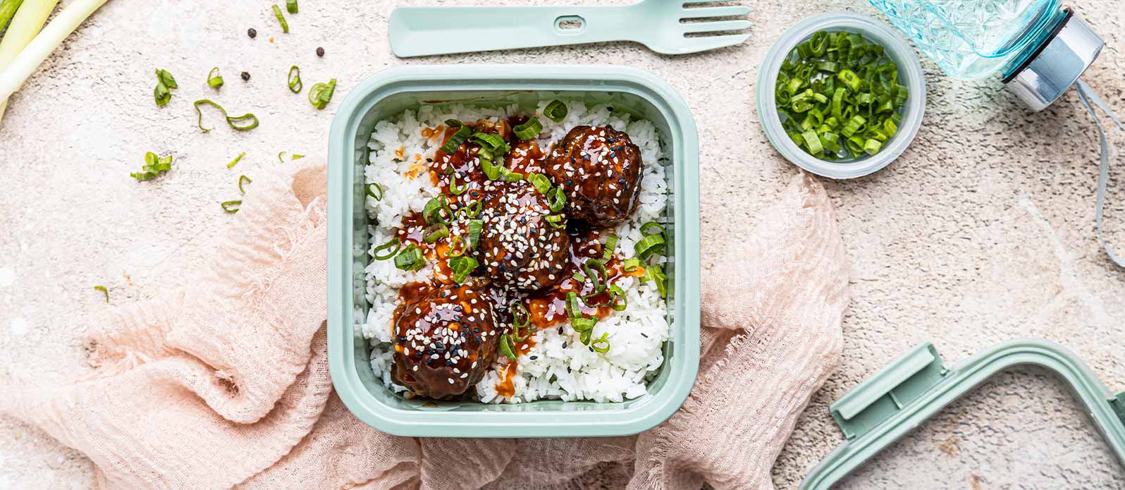 Köttbullar glaserade i srirachasås med ris