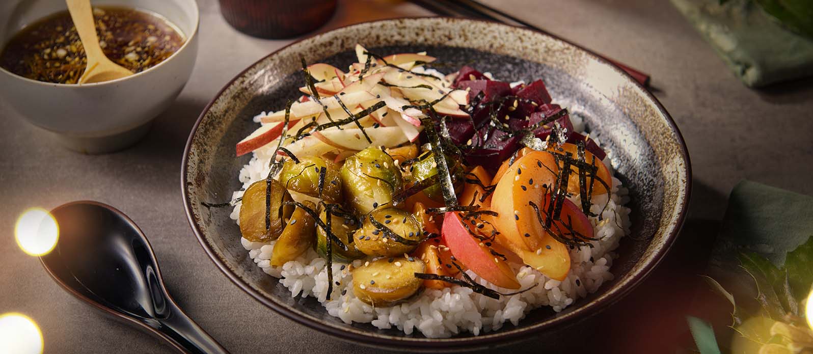 Rostad grönsaks- och frukt furikake donburi