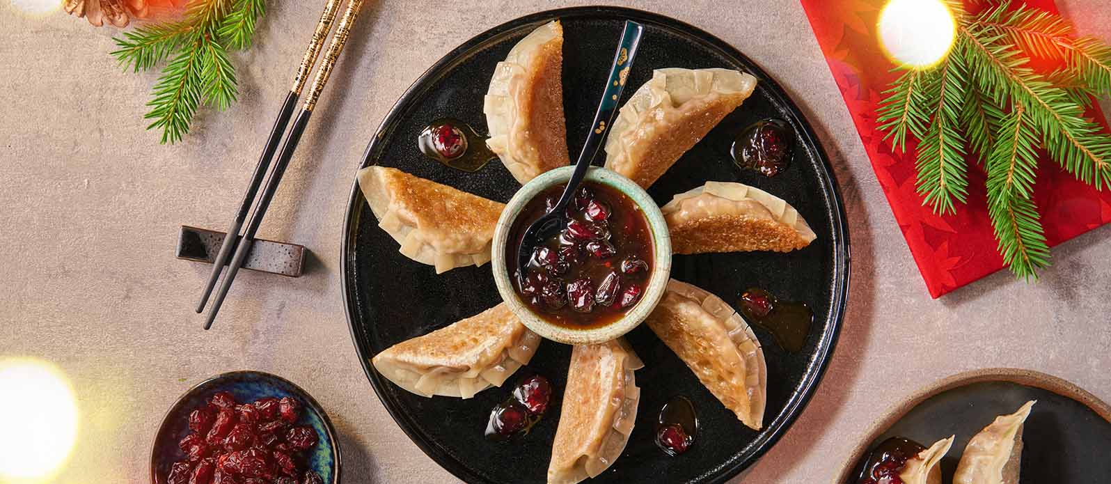 Gyoza dumplings fyllda med kål och svamp med tranbär
