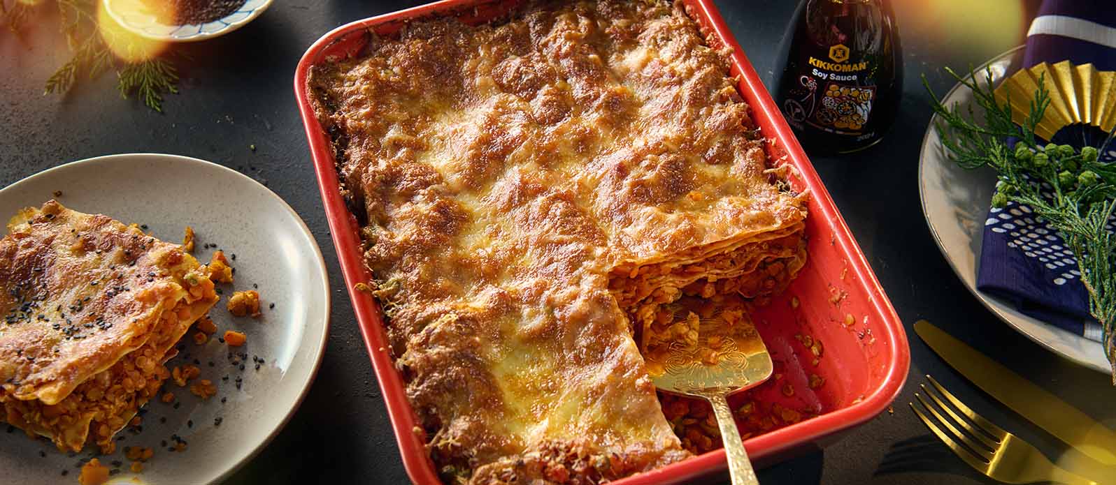Lasagne med linser och grönsaker stuvade i sojasås, med parmesan och svart sesam