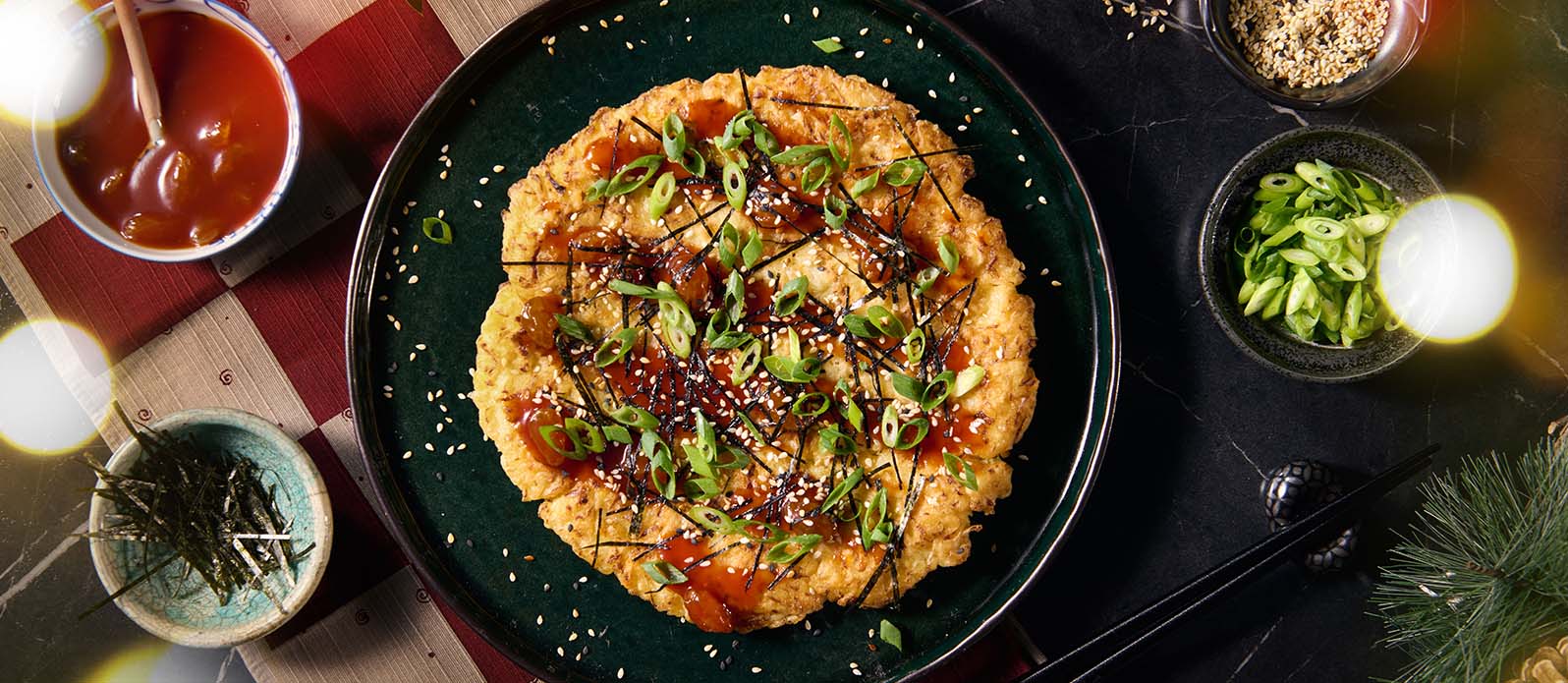 Okonomiyaki med surkål och kryddig russinsås