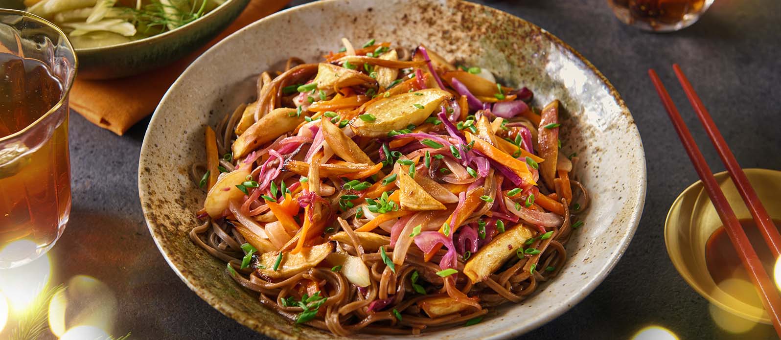 Yaki soba med rostad persilja och päronsallad