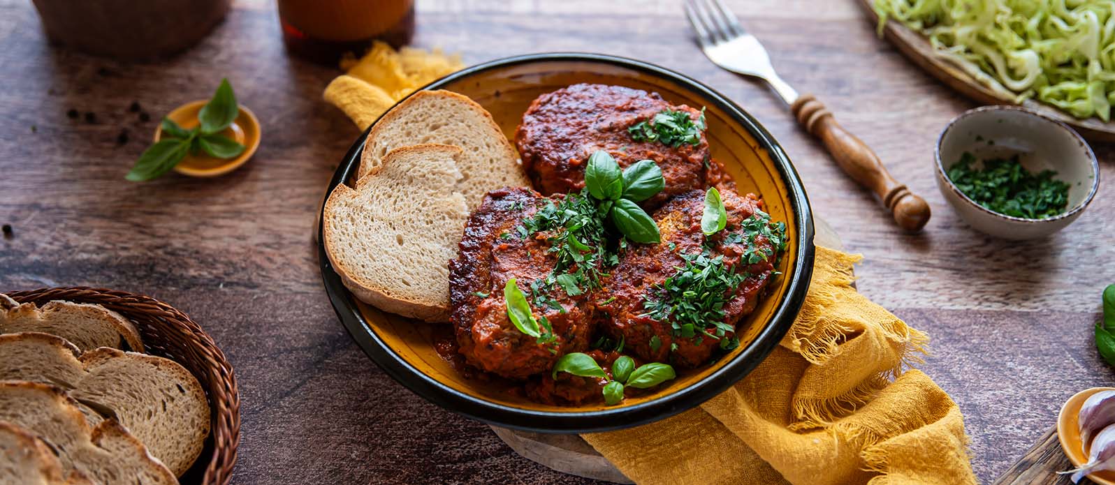 Oinslagna kålrullar i tomatsås