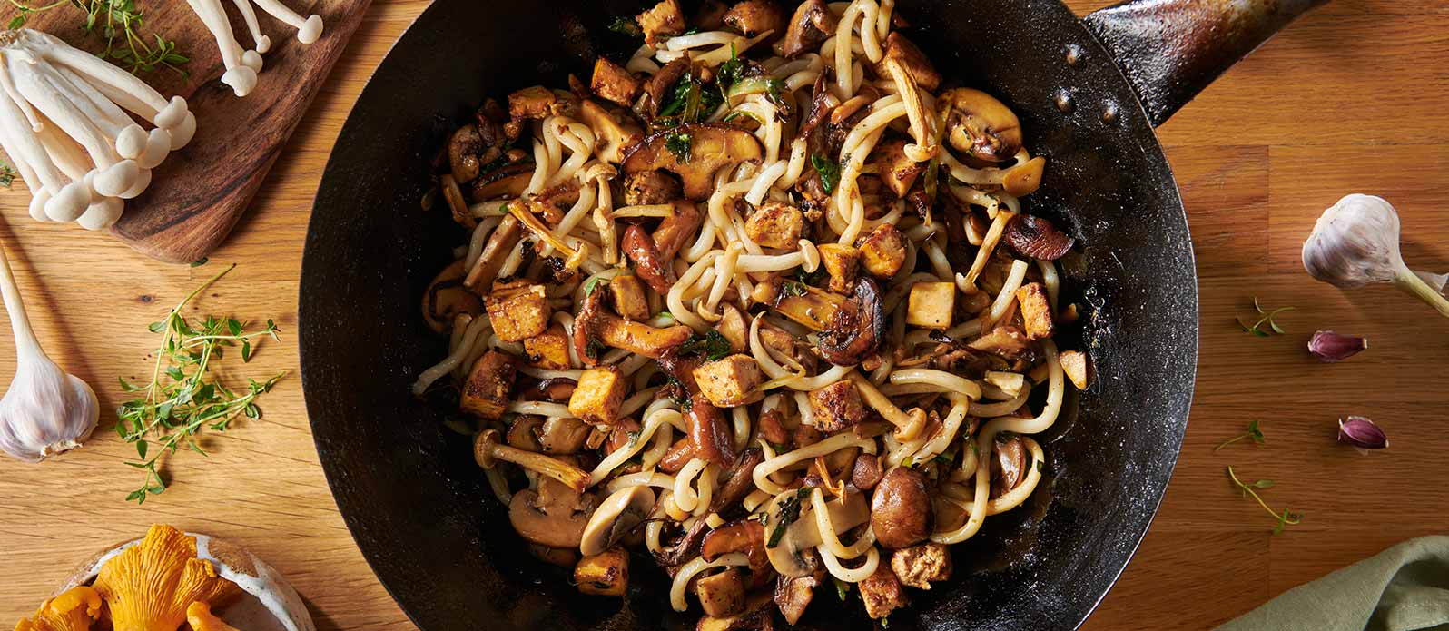 Tofu- & svampwok med udonnudlar