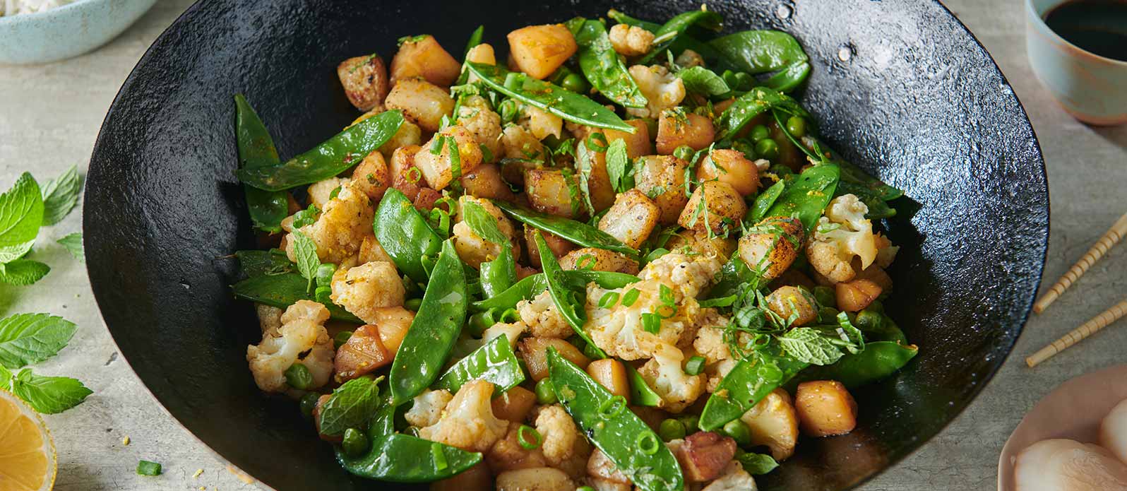 Wok med kammusslor, blomkål & ärtor