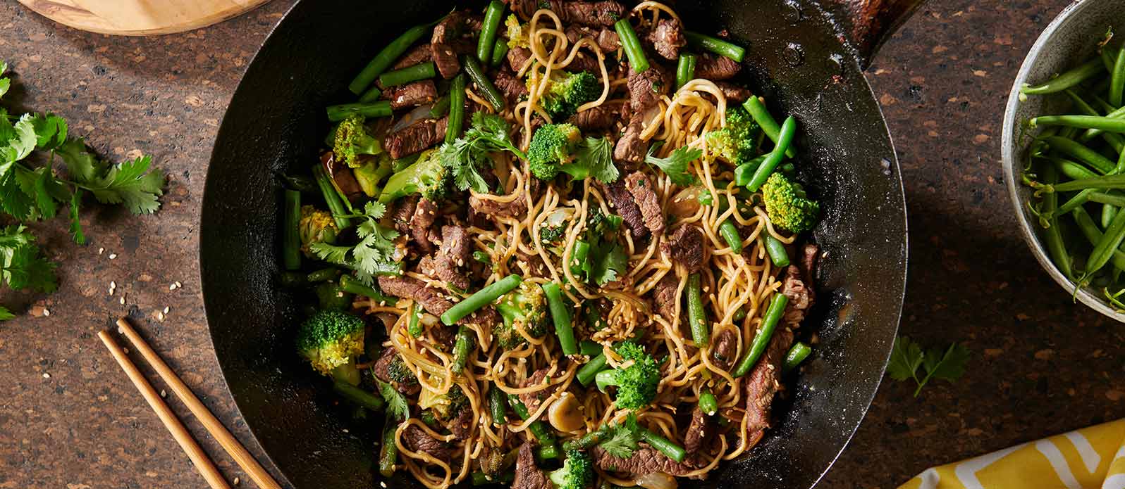 Wok med nötkött, broccoli & nudlar